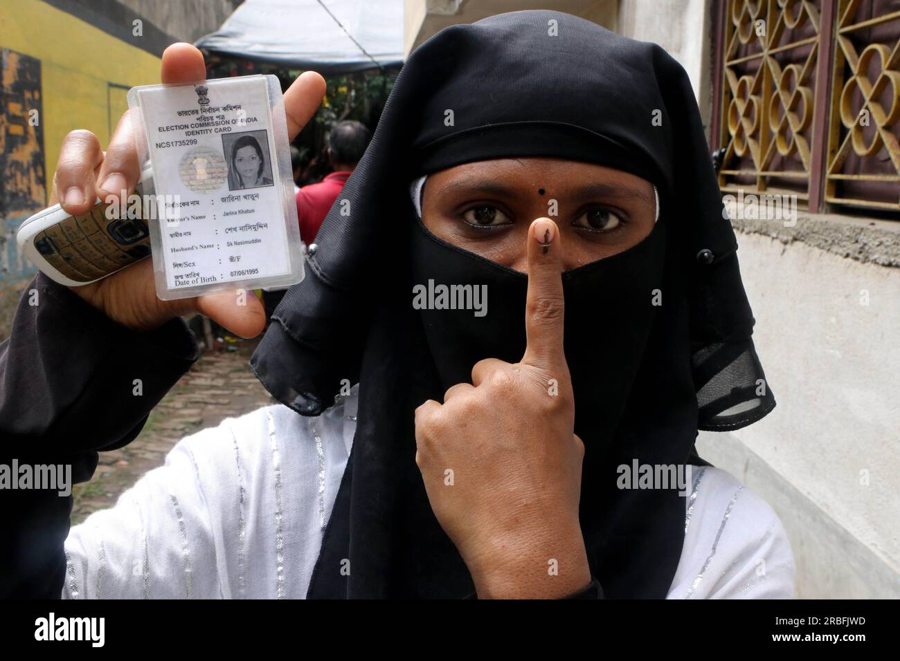 Howrah, India. 08th July, 2023. A Muslim wonen voter shows their finger marked with indelible ink after casting their votes for the West Bengal's 'Panchayat' or local elections, on the outskirts of Kolkata on July 8, 2023 in Kolkata, India. (Credit Image: © Dipa Chakraborty/eyepix via ZUMA Press Wire) EDITORIAL USAGE ONLY! Not for Commercial USAGE! Stock Photo