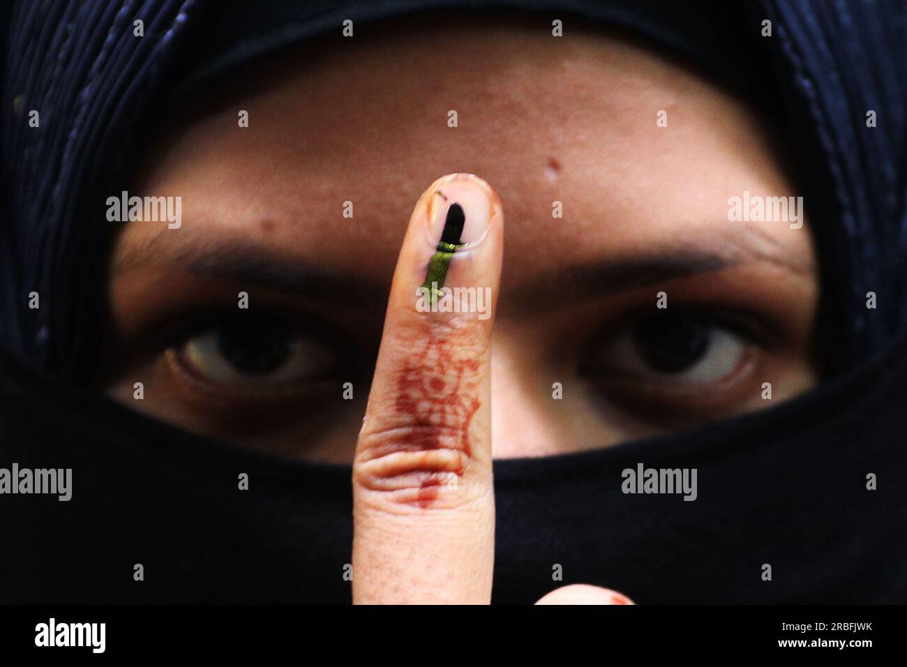 Howrah, India. 08th July, 2023. A Muslim voter, shows their finger marked with indelible ink after casting their votes for the West Bengal's 'Panchayat' or local elections, on the outskirts of Kolkata on July 8, 2023 in Kolkata, India. (Credit Image: © Dipa Chakraborty/eyepix via ZUMA Press Wire) EDITORIAL USAGE ONLY! Not for Commercial USAGE! Stock Photo