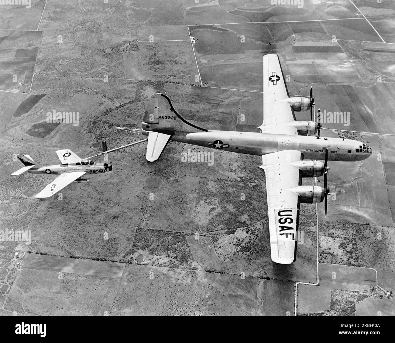 United States:  1950 A Republic F-84F Thunderstreak fighter-bomber gets refueled in flight from a Boeing tanker plane Stock Photo