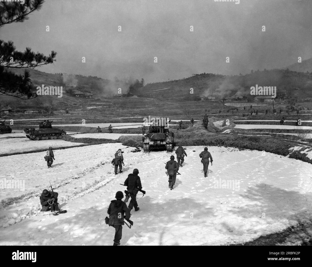 Korea 1951 us troops move hi-res stock photography and images - Alamy