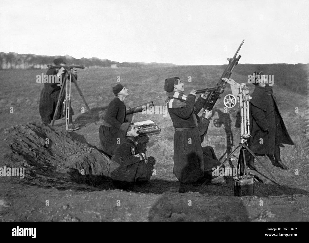 France,  c. 1915 French Zouave soldiers manning an anti-aircraft gun against the Germans. Stock Photo
