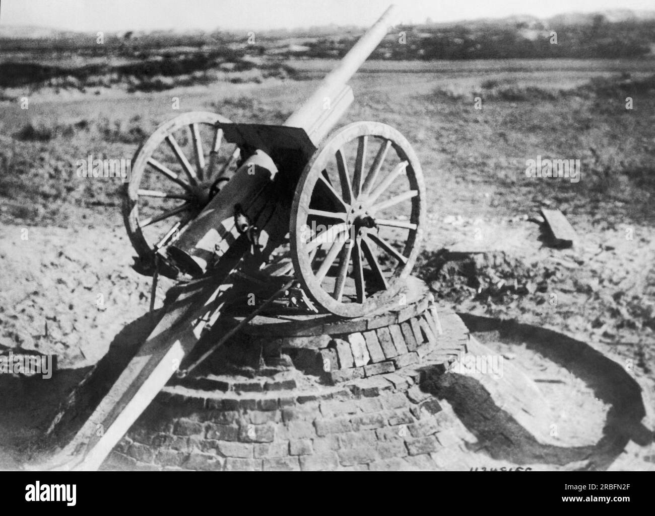 France:  c. 1916 An American 75 mm. gun mounted for anti-aircraft use against the German aeroplanes. Stock Photo