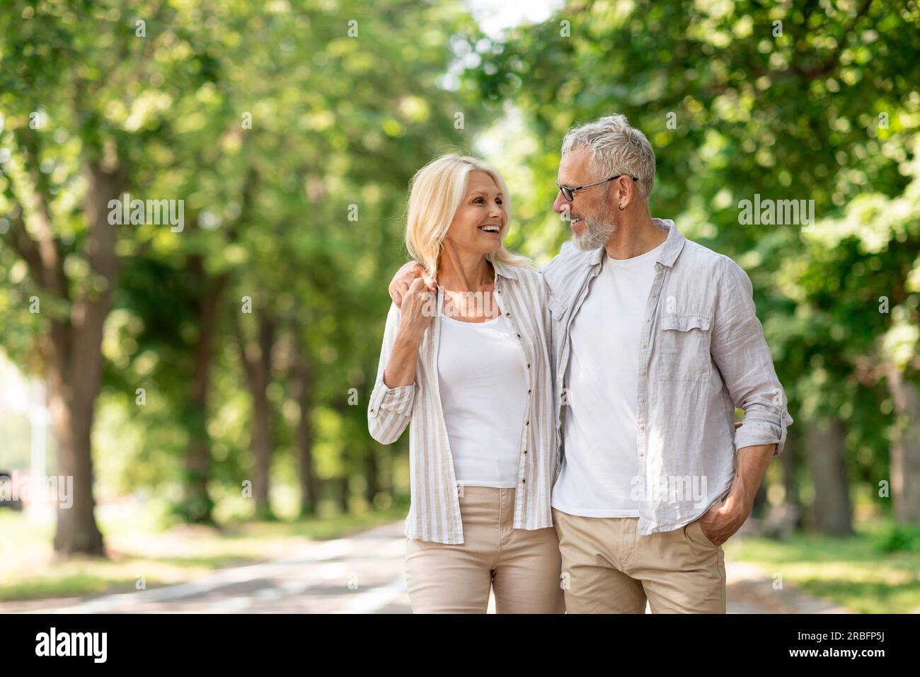 Mature romantic couple walking hi-res stock photography and images - Alamy