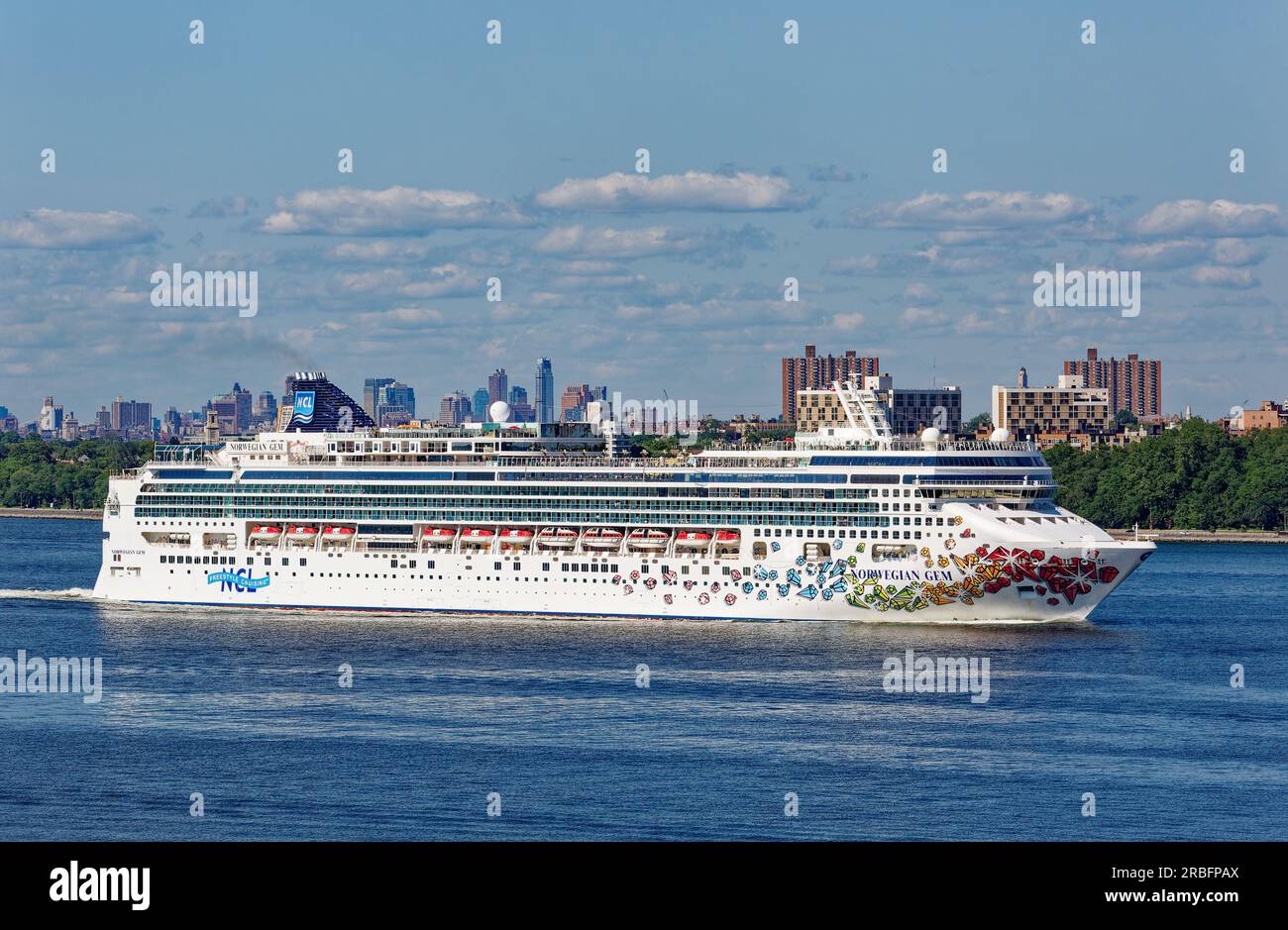 Norwegian Cruise Line’s Norwegian Gem, departing New York Harbor with Bay Ridge, Brooklyn as a