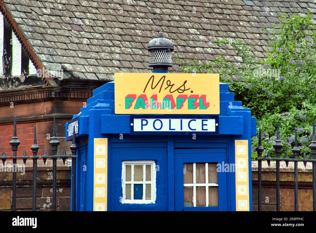 Mrs Falafel -Glasgow Restaurant An all-vegan, small hole-in-the wall style takeaway inside a blue police box / tardis on great western road at the bot Stock Photo
