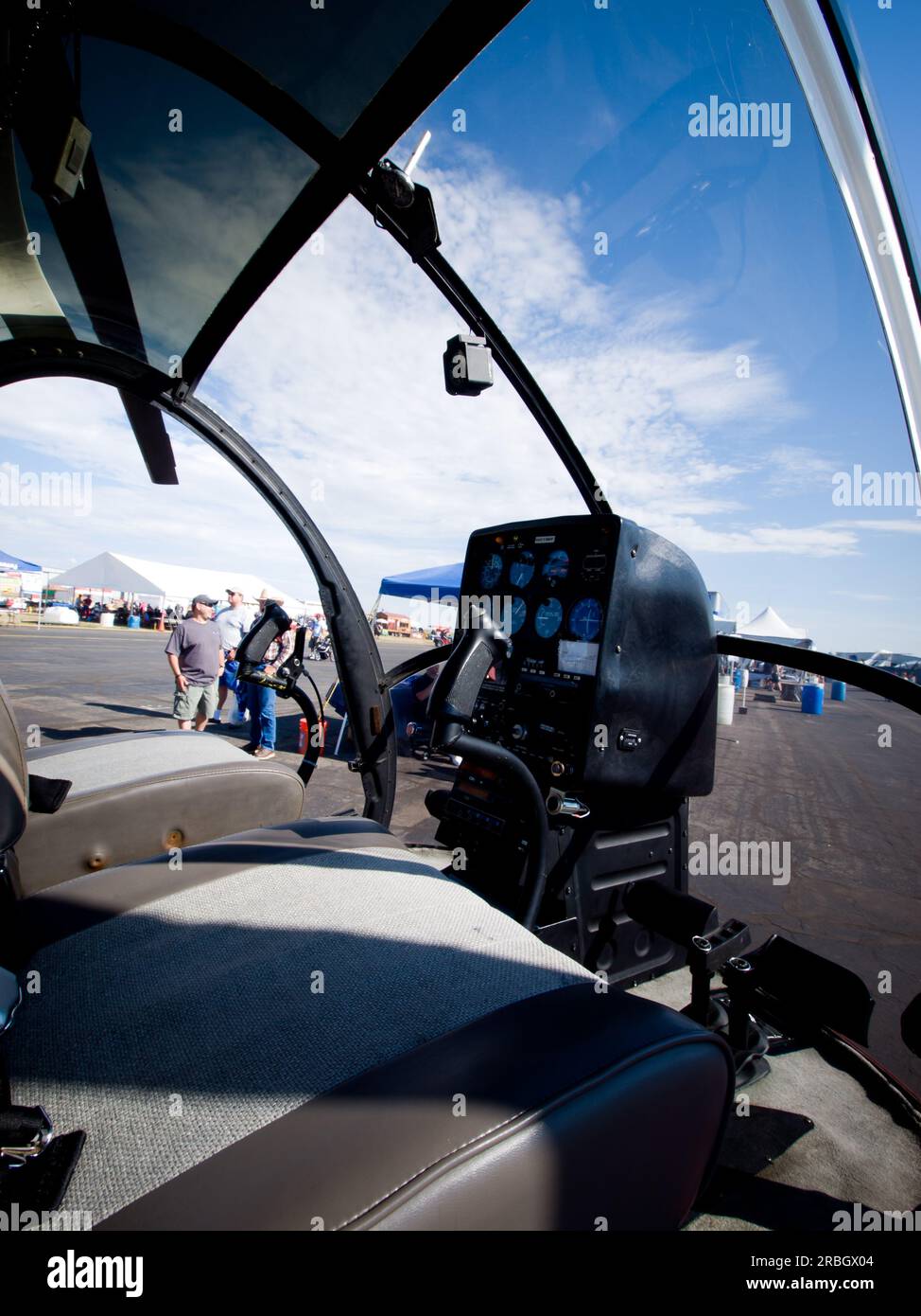 Two seater helicopter hi-res stock photography and images - Alamy