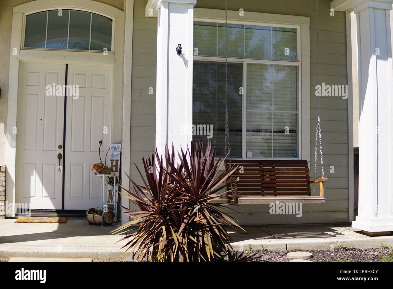 Front porch house swing hi-res stock photography and images - Alamy