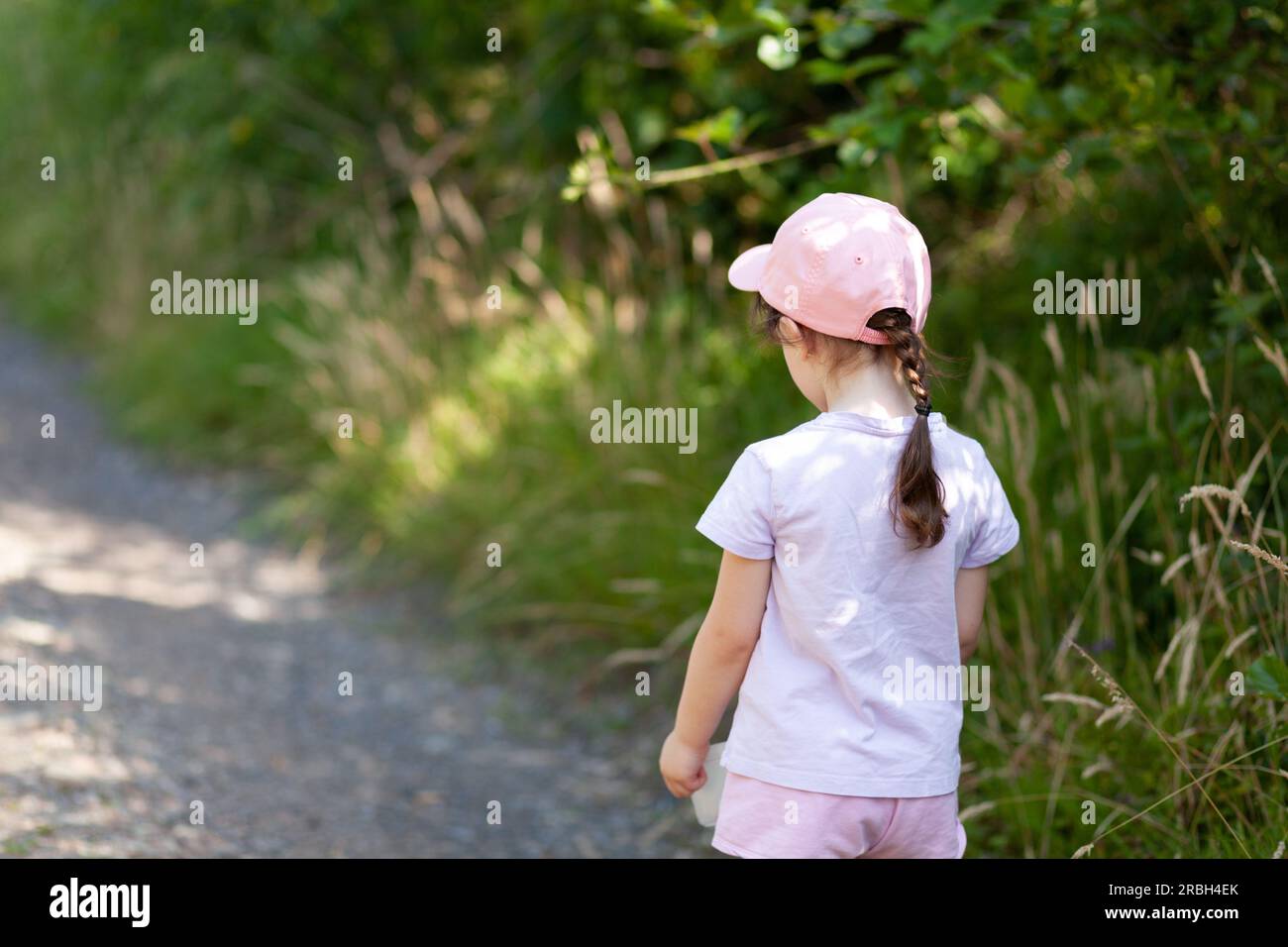 Girl wearing baseball cap hi-res stock photography and images - Alamy