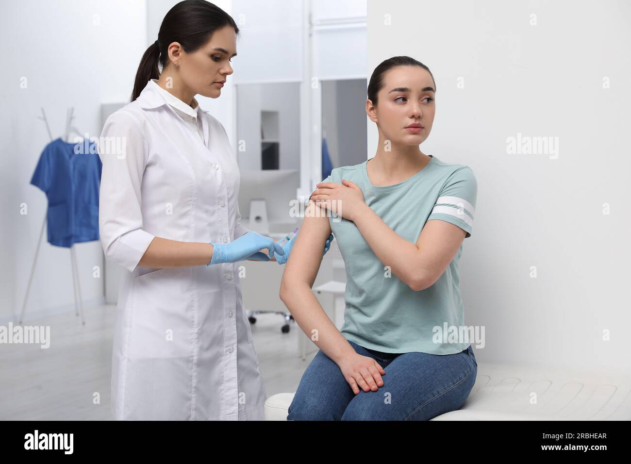 Doctor giving flu shot in hi-res stock photography and images - Alamy