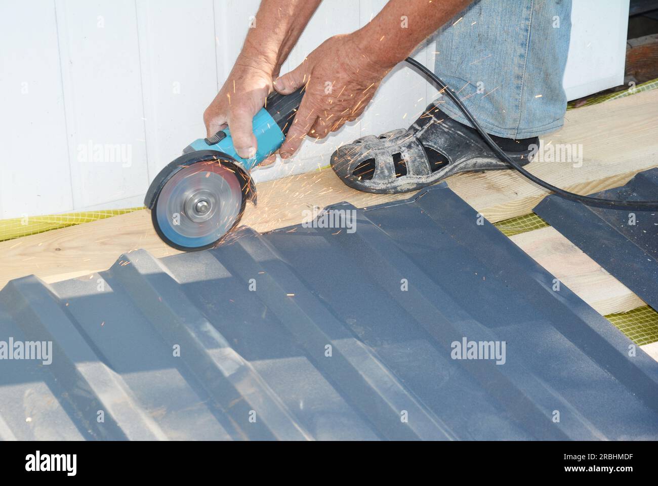 Cutting corrugated plastic with angle grinder deals