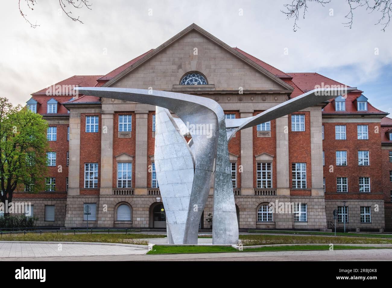 The Wings sculpture by Daniel Libeskind in front of the Siemens
