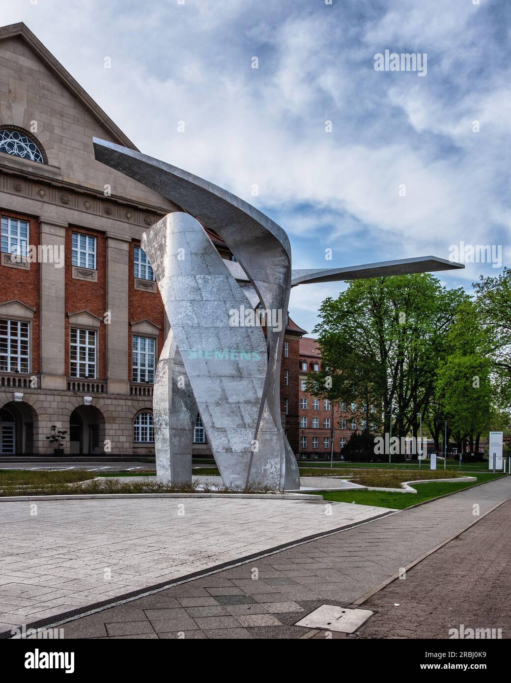 The Wings sculpture by Daniel Libeskind in front of the Siemens