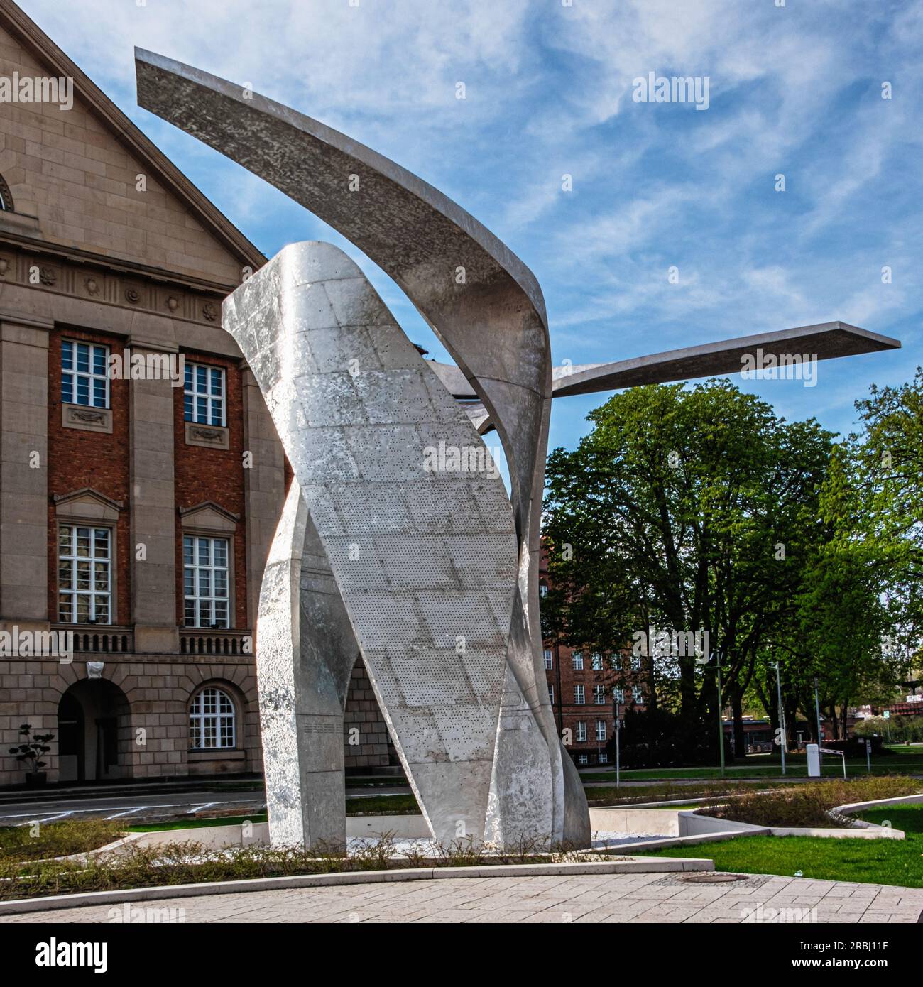 The Wings sculpture by Daniel Libeskind in front of the Siemens