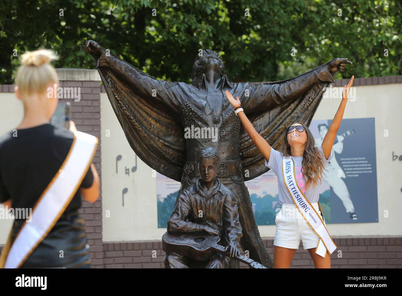 Miss Hattiesburg Emmie Perkins Gets Her Photo Made With Elvis As She 