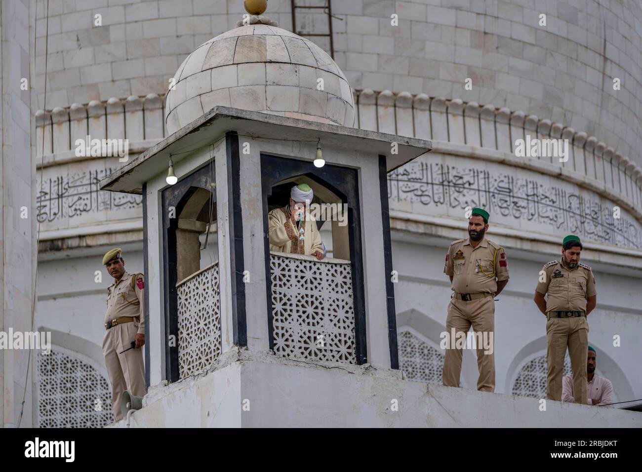 The head priest displays a relic, believed to be a hair from the beard of  Prophet Muhammad, during special prayers on the death anniversary of Hazrat  Usman Ghani, the third Caliph of, image size:1300x956