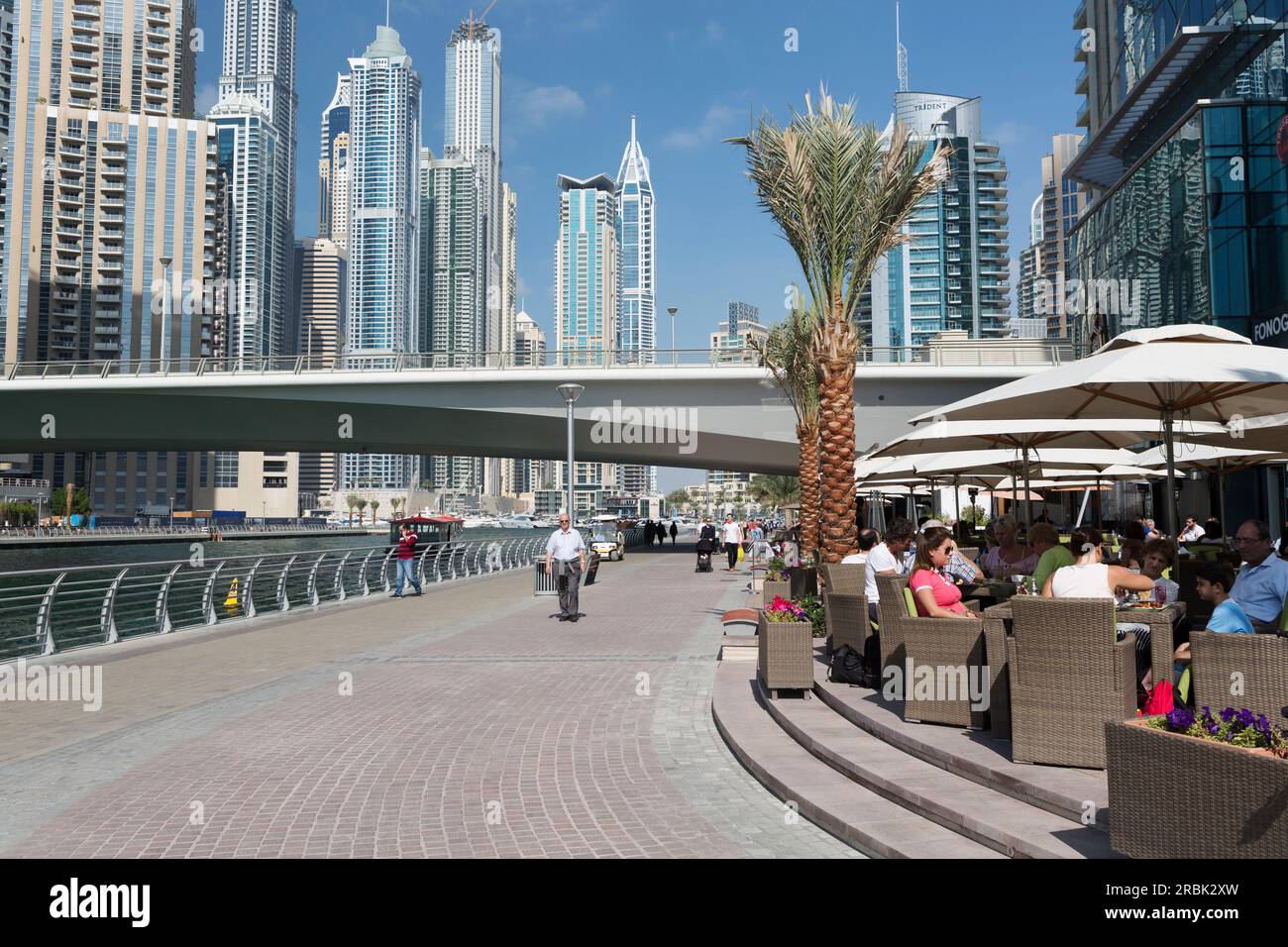 UAE, Dubai, cafes and restaurants along the Dubai Marina waterfront walkway Stock Photo Alamy