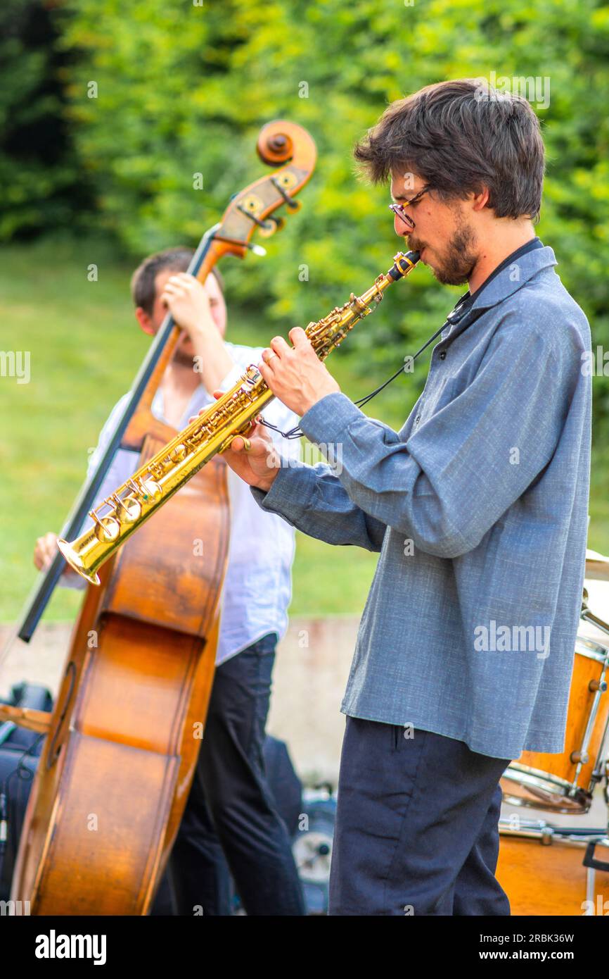 Saxophone and bass players of the 'Tree' jazz trio — Boussay, Indre-et-Loire (37), France. Stock Photo