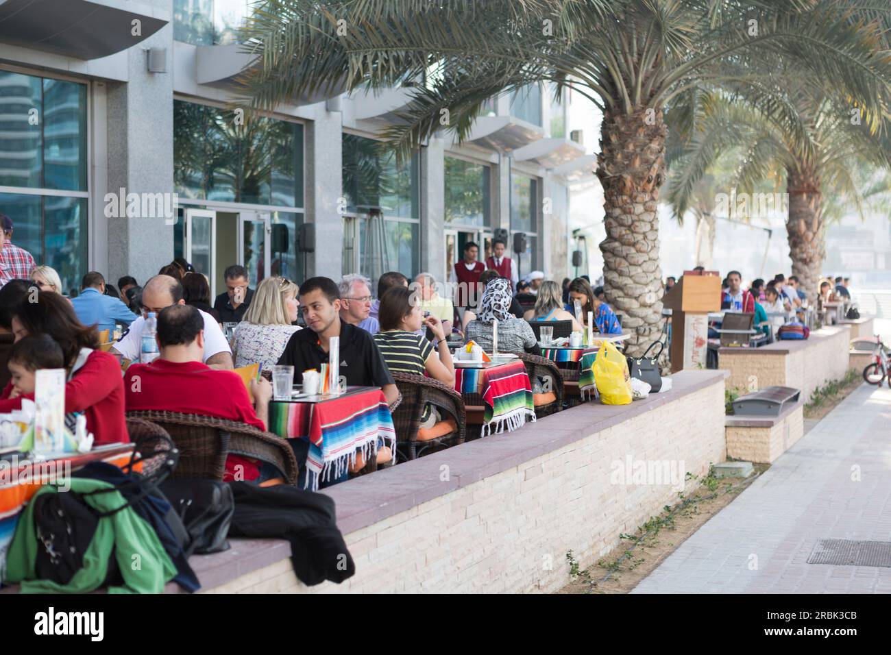 UAE, Dubai, cafes and restaurants at the Dubai Marina waterfront Stock Photo Alamy