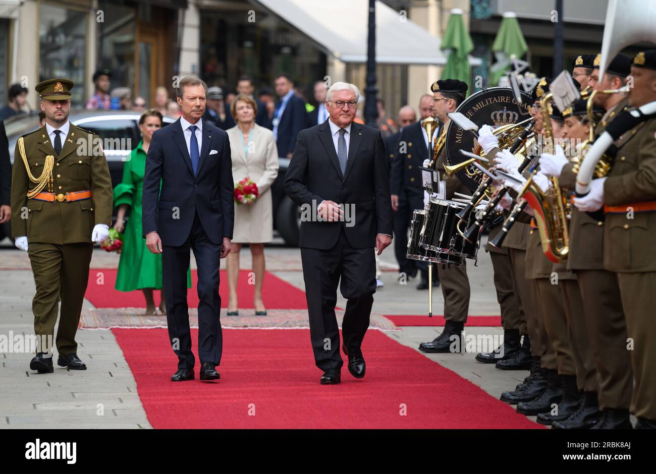 Luxemburg, Luxembourg. 10th July, 2023. Federal President Frank-Walter Steinmeier and his wife Elke Büdenbender are welcomed with military honors by Grand Duke Henri of Luxembourg and Grand Duchess Maria Teresa of Luxembourg at the Grand Ducal Palace. President Steinmeier and his wife are in Luxembourg for a two-day official visit. Credit: Bernd von Jutrczenka/dpa/Alamy Live News Stock Photo