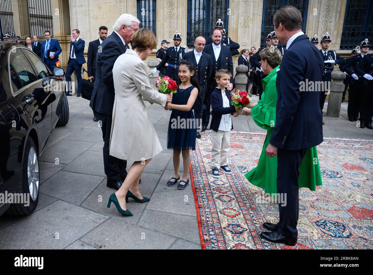 Luxemburg, Luxembourg. 10th July, 2023. Federal President Frank-Walter Steinmeier and his wife Elke Büdenbender are welcomed with military honors by Grand Duke Henri of Luxembourg and Grand Duchess Maria Teresa of Luxembourg at the Grand Ducal Palace. President Steinmeier and his wife are in Luxembourg for a two-day official visit. Credit: Bernd von Jutrczenka/dpa/Alamy Live News Stock Photo