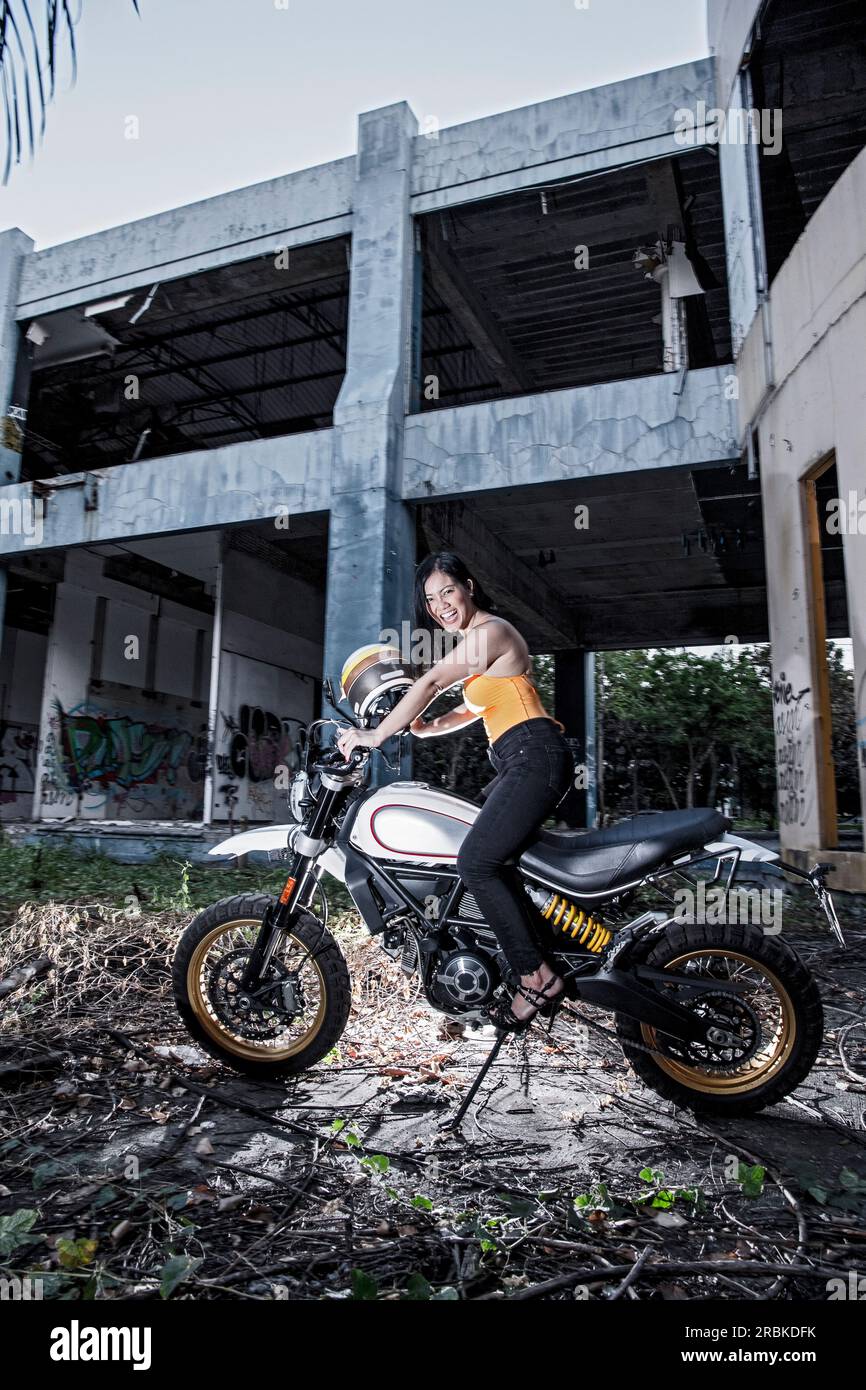Protection réservoir Ducati Scrambler 800 - Unit Garage 2719 Protection réservoir Ducati Scrambler 800 - Unit Garage 2719