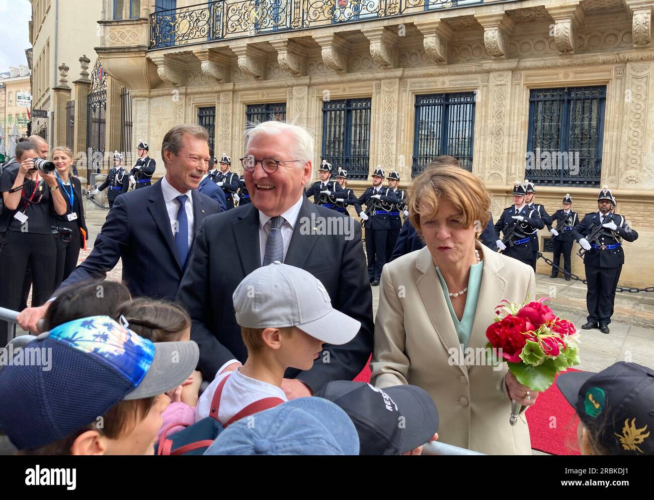 Luxemburg, Luxembourg. 10th July, 2023. German President Frank-Walter Steinmeier (m) and his wife Elke Büdenbender (r), together with Grand Duke Henri of Luxembourg (l), greet children upon their arrival. President Steinmeier and his wife are in Luxembourg for a two-day official visit. Credit: Birgit Reichert/dpa/Alamy Live News Stock Photo
