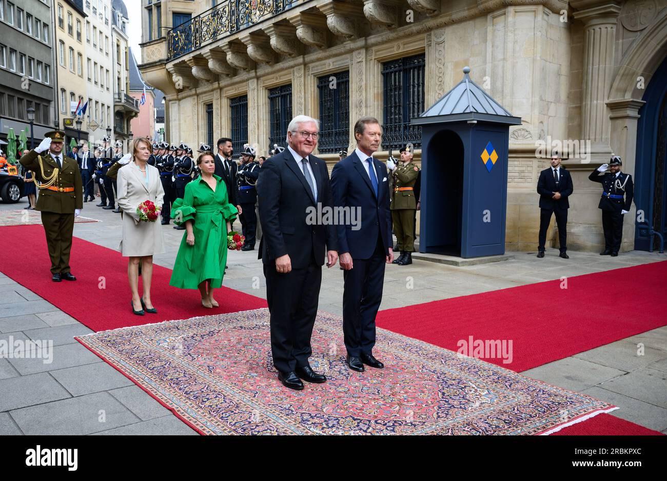 10 July 2023, Luxembourg, Luxemburg: Federal President Frank-Walter Steinmeier and his wife Elke Büdenbender are welcomed with military honors by Grand Duke Henri of Luxembourg and Grand Duchess Maria Teresa of Luxembourg at the Grand Ducal Palace. President Steinmeier and his wife are in Luxembourg for a two-day official visit. Photo: Bernd von Jutrczenka/dpa Stock Photo