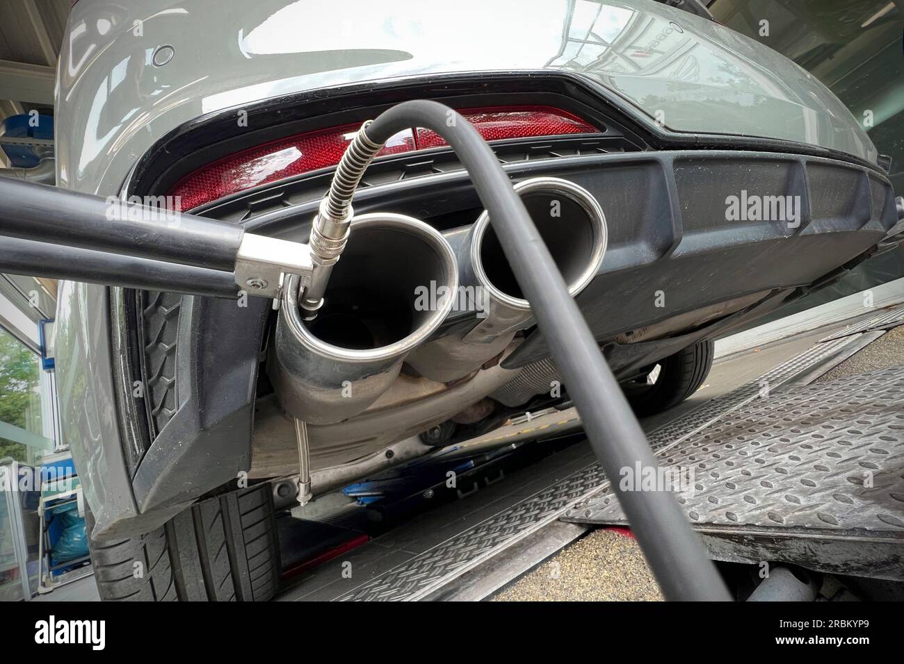 Munich, Deutschland. 10th July, 2023. Emission measurement on a combustion car, diesel, diesel vehicle, probe, measuring probe, measurement, exhaust gases, exhaust, tailpipes, TUEV acceptance on a car by the TUEV SUED, main inspection and exhaust gas analysis, ? Credit: dpa/Alamy Live News Stock Photo