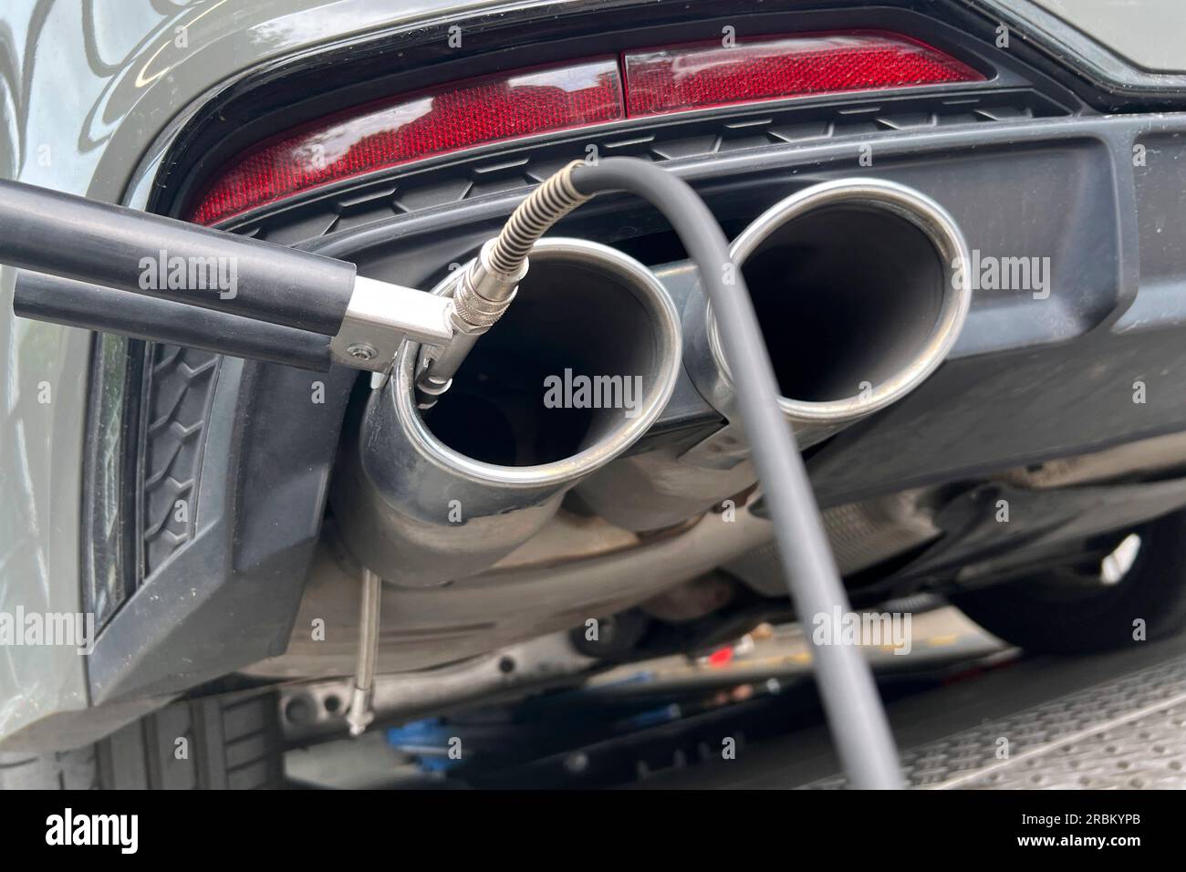 Munich, Deutschland. 10th July, 2023. Exhaust gas measurement on a combustion car, diesel, diesel vehicle, probe, measuring probe, measurement, exhaust gases, exhaust, tailpipes, TUEV acceptance on a car by the TUEV SUED, main inspection and exhaust gas analysis, ? Credit: dpa/Alamy Live News Stock Photo