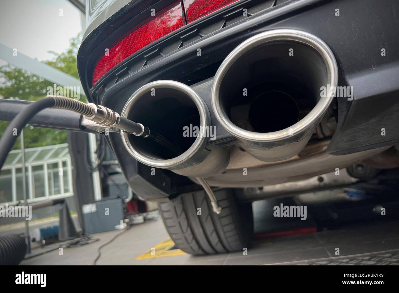 Munich, Deutschland. 10th July, 2023. Exhaust gas measurement on a combustion car, diesel, diesel vehicle, probe, measuring probe, measurement, exhaust gases, exhaust, tailpipes, TUEV acceptance on a car by the TUEV SUED, main inspection and exhaust gas analysis, ? Credit: dpa/Alamy Live News Stock Photo