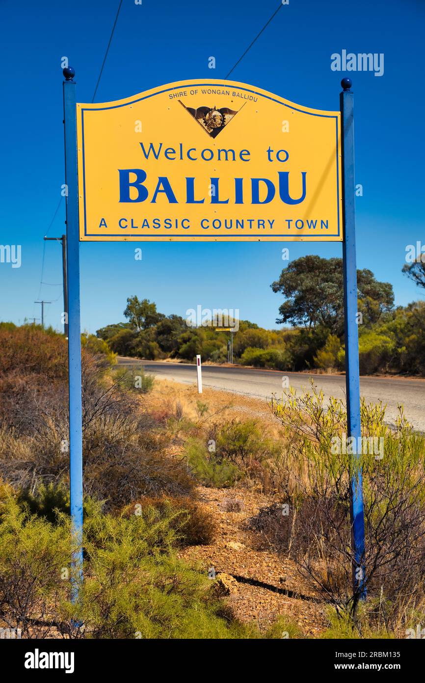Sign at the road: welcome to the town of Ballidu, ‘a classic country town’, deep in the sparsely populated Western Australian wheatbelt Stock Photo