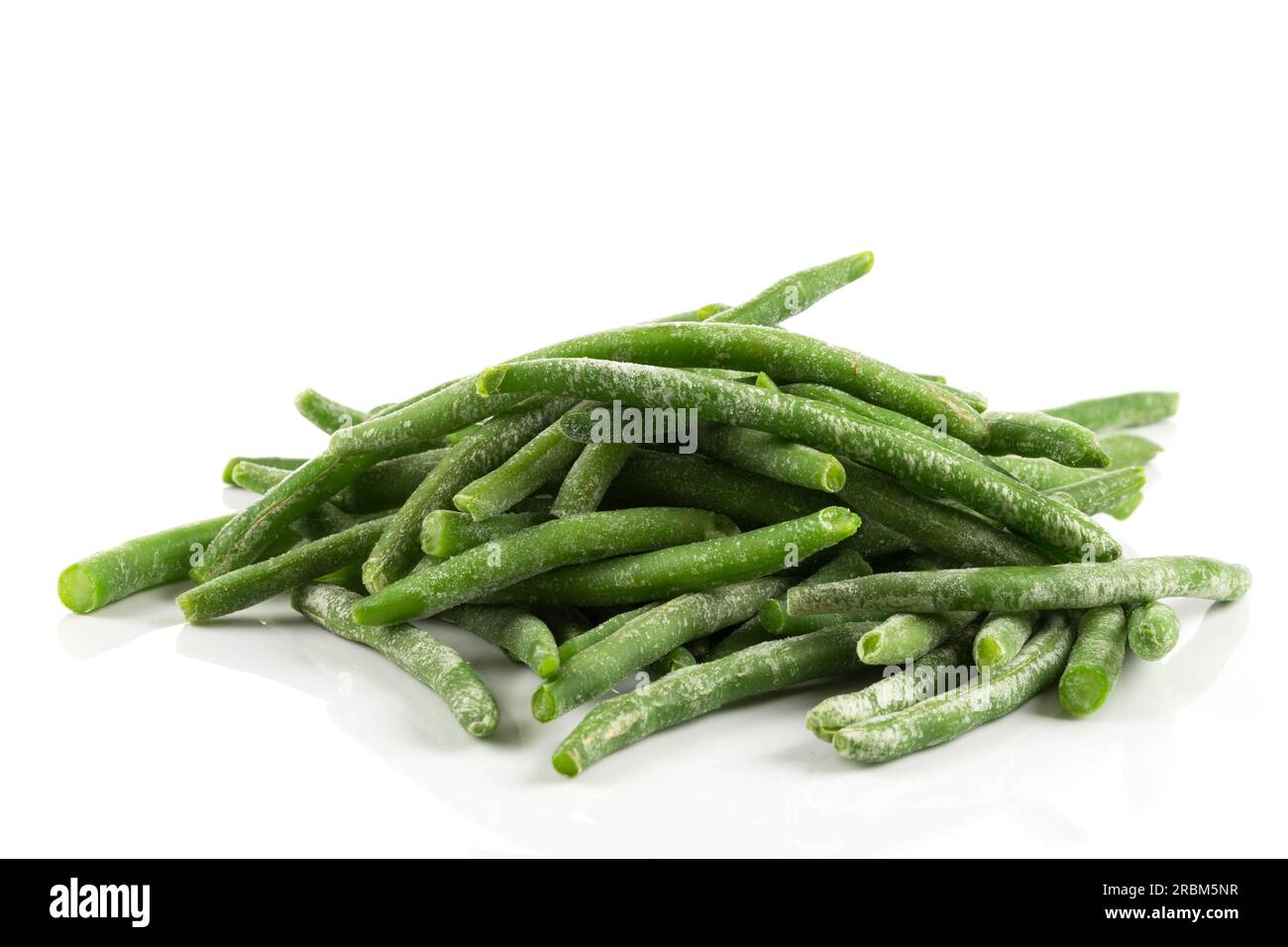 https://c8.alamy.com/comp/2RBM5NR/frozen-cut-green-beans-vegetable-in-a-bowl-isolated-on-white-2RBM5NR.jpg