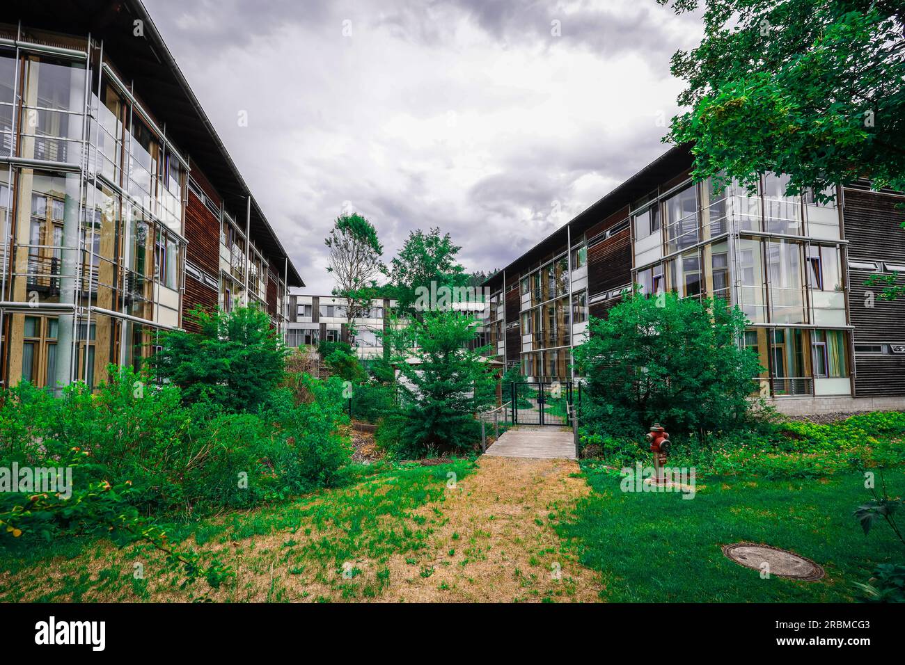 Miesbach, Germany. 10th July, 2023. Exterior view of the Agatharied District Hospital, which was designed and built like a small town. The extensive project - 400 somatic beds, 108 psychiatric beds in the form of seven pavilions is part of the new exhibition 'Das Kranke(n)haus: Wie Architektur heilen hilft' at the Architecture Museum of the Technical University of Munich (TUM). Credit: Uwe Lein/dpa/Alamy Live News Stock Photo