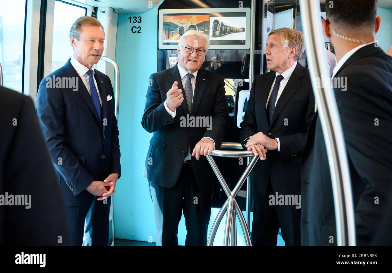 10 July 2023, Luxembourg, Luxemburg: German President Frank-Walter Steinmeier (m) rides a streetcar through Luxembourg City with Grand Duke Henri of Luxembourg (l) and Francois Bausch, Deputy Prime Minister and Minister for Mobility. President Steinmeier and his wife are in Luxembourg for a two-day official visit. Photo: Bernd von Jutrczenka/dpa Stock Photo