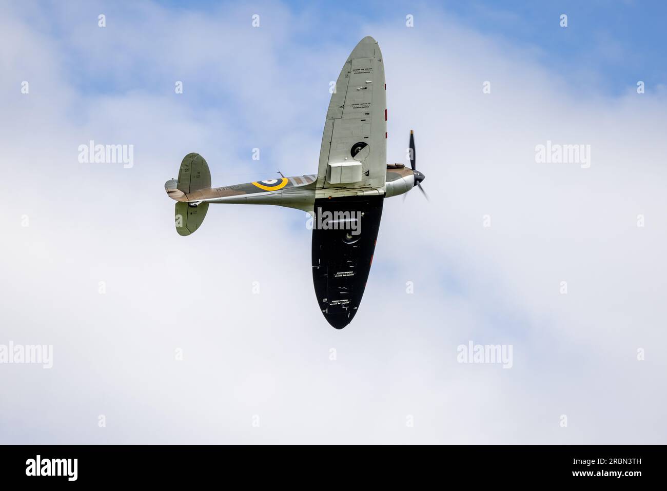 Supermarine Spitfire Mk1 ‘N3200’ Airborne At The Shuttleworth Military ...