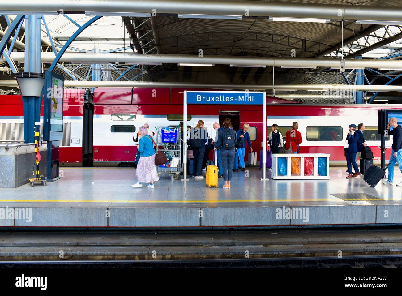 Thalis Train At Bruxelles Gare De Midi Stock Photo Alamy thalis-train-at-bruxelles-gare-de-midi-stock-photo-alamy