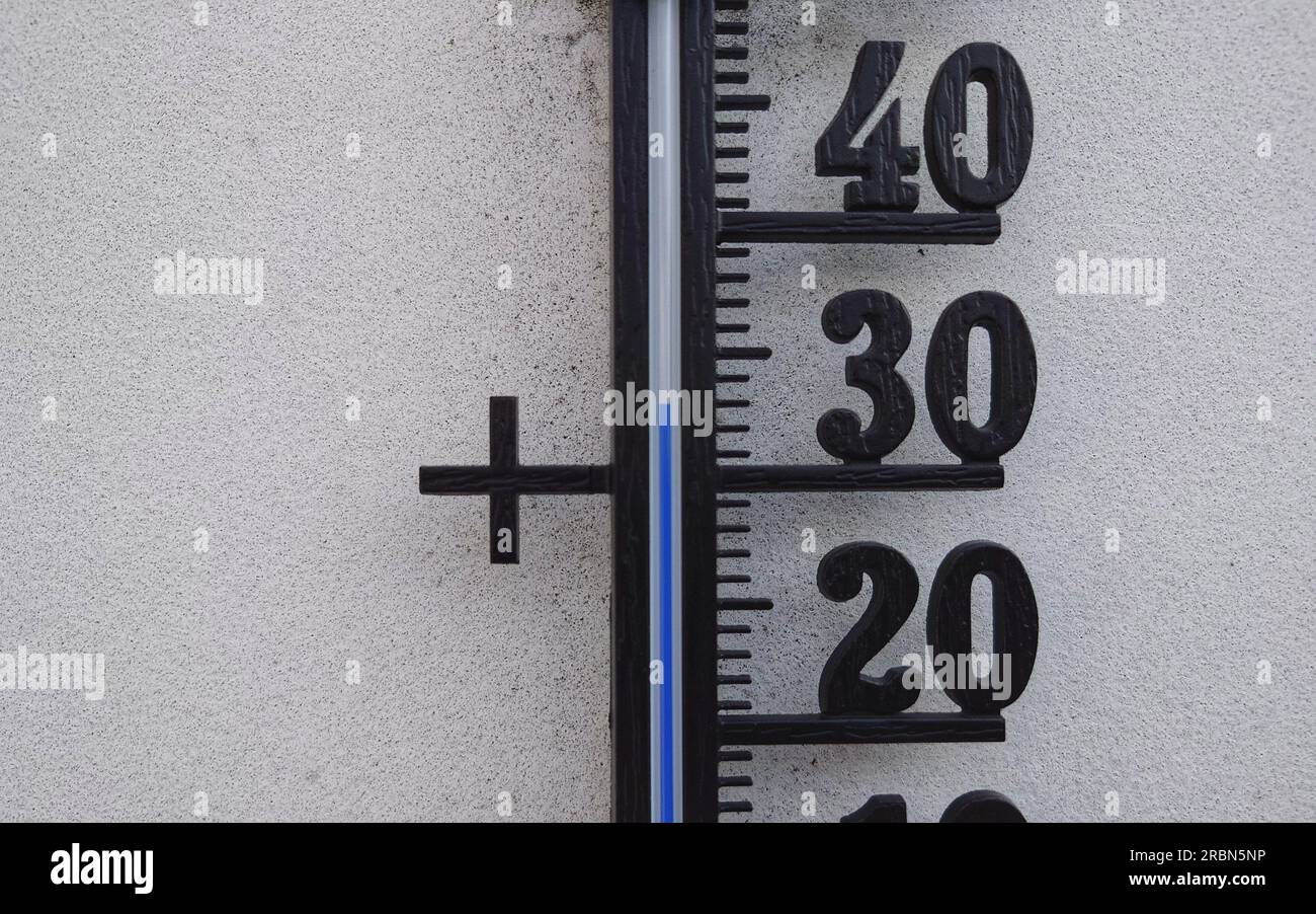 Munich, Bavaria, Germany. 10th July, 2023. A thermometer displays