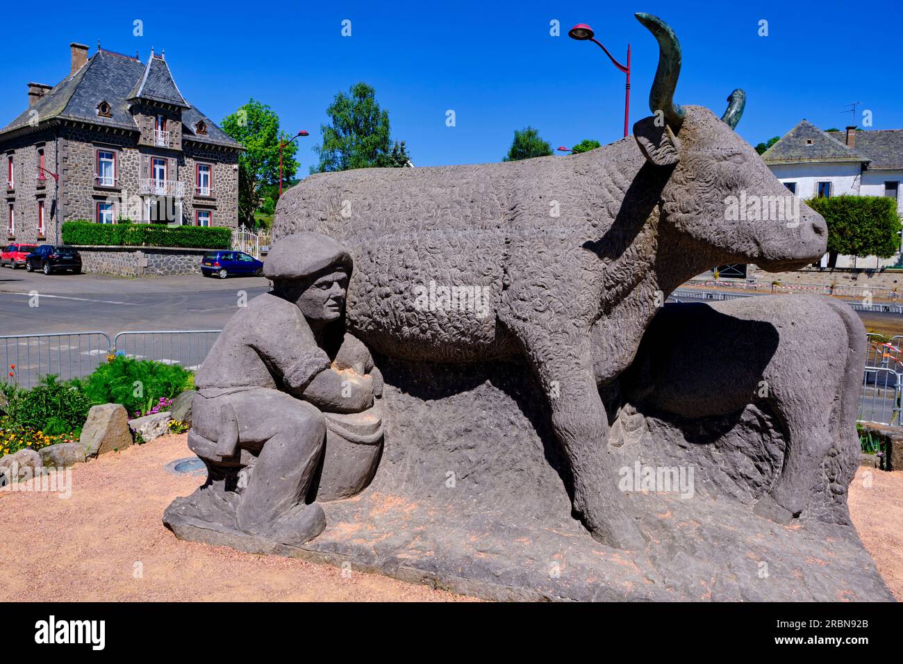 France, Cantal (15), Allanche, sculpture of a Salers cow on the Place du Foirail. Auvergne Volcanoes Regional Nature Park, Cézallier plateau Stock Photo