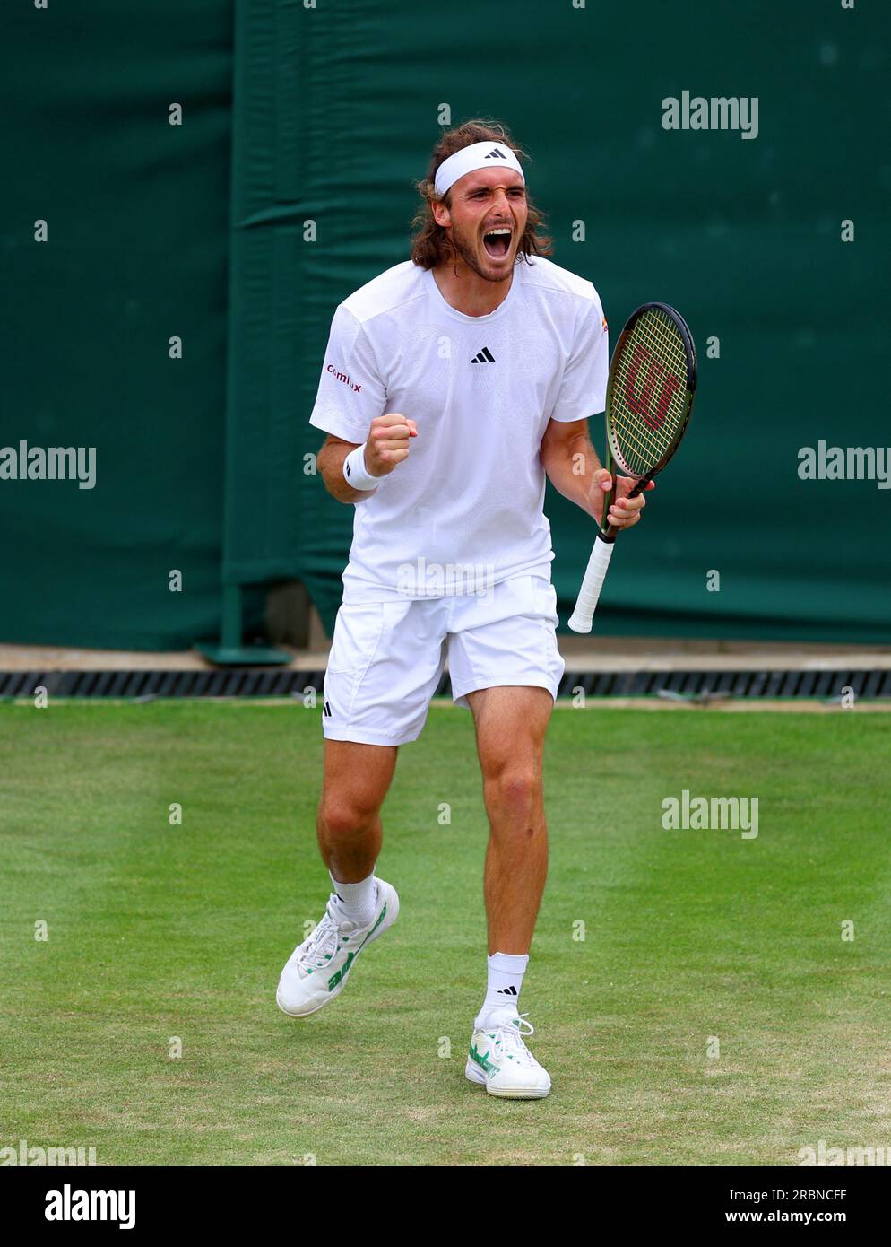 Stefanos Tsitsipas celebrates during the fifth set of his Gentlemen's