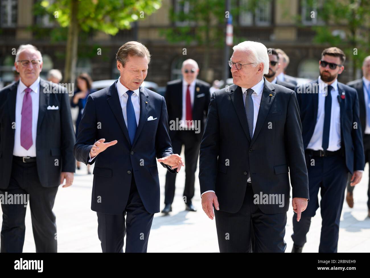 Luxemburg, Luxembourg. 10th July, 2023. Grand Duke Henri of Luxembourg and German President Frank-Walter Steinmeier walk to their vehicles after a streetcar ride through Luxembourg City. President Steinmeier and his wife are in Luxembourg for a two-day official visit. Credit: Bernd von Jutrczenka/dpa/Alamy Live News Stock Photo