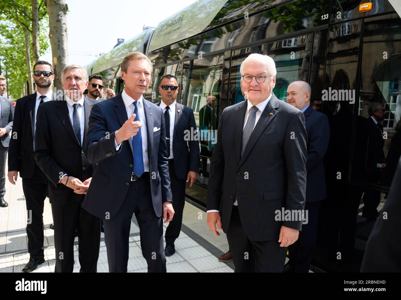 Luxemburg, Luxembourg. 10th July, 2023. Grand Duke Henri of Luxembourg and German President Frank-Walter Steinmeier walk to their vehicles after a streetcar ride through Luxembourg City. President Steinmeier and his wife are in Luxembourg for a two-day official visit. Credit: Bernd von Jutrczenka/dpa/Alamy Live News Stock Photo