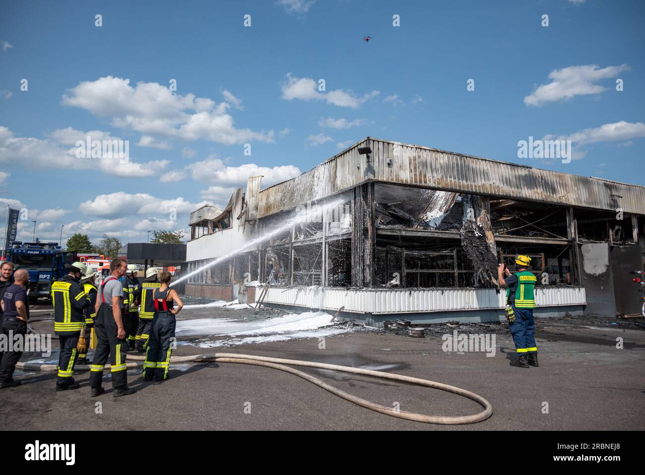 Wittlich, Germany. 10th July, 2023. Firefighters are busy extinguishing the buildings of a car