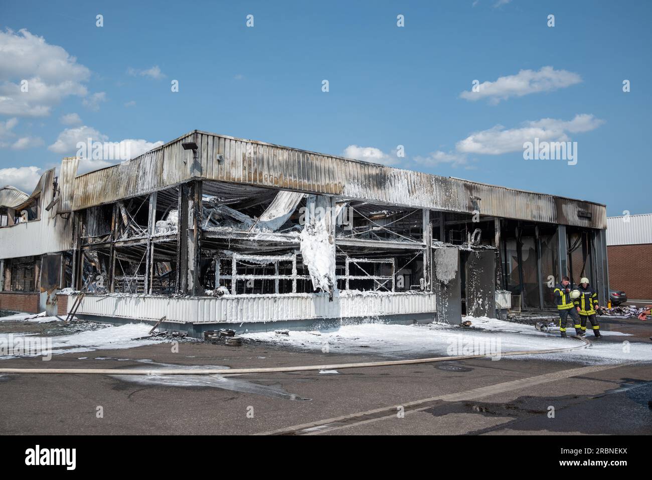 Wittlich, Germany. 10th July, 2023. Firefighters are busy extinguishing the buildings of a car