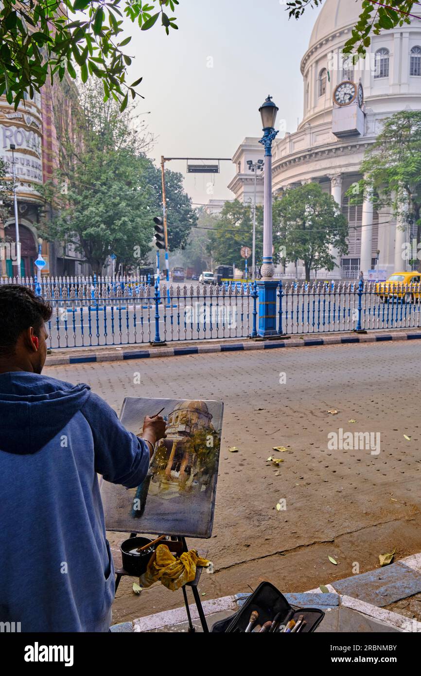 India, West Bengal, Kolkata, Calcutta, GPO, painter un front of General Post Office Stock Photo