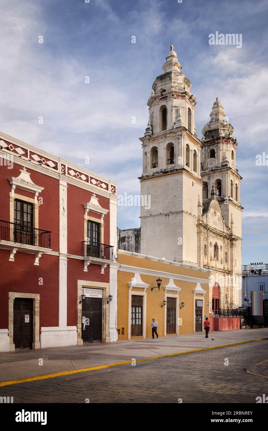colorful colonial houses along the Cathedral &quot;Catedral de Nuestra Señora de la Inmaculada Concepción&quot; in San Francisco de Campeche, Yucatán, Stock Photo