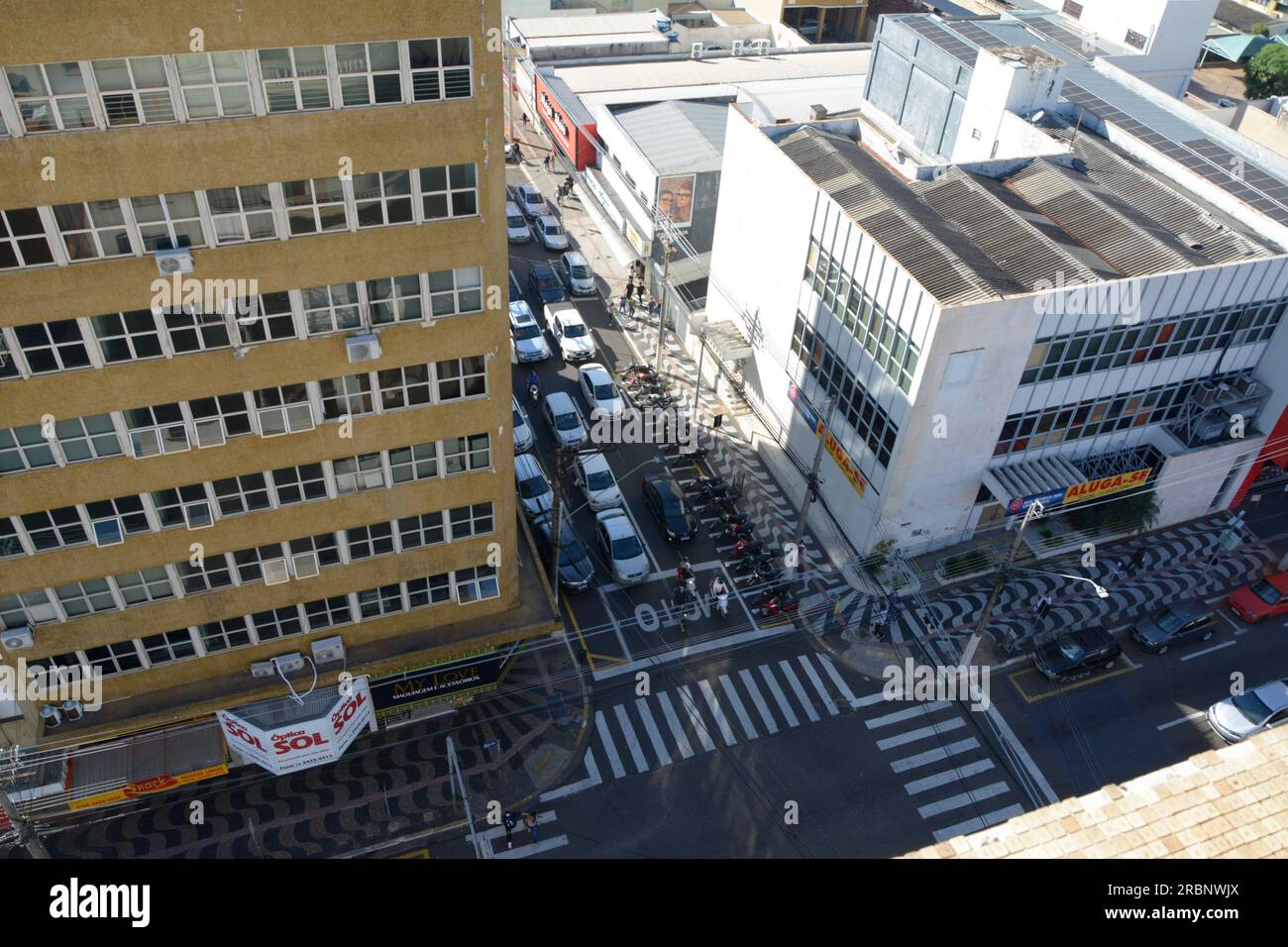 Crossing of a street and avenue in the interior of São Paulo, with an aerial view highlighting vehicles and horizontal signage Stock Photo