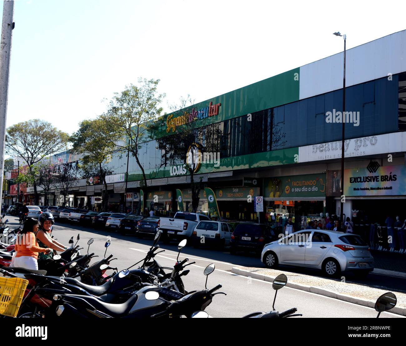 City: Marilia, São Paulo, Brazil - 2023 July 2023 : Popular stores in the interior of São Paulo with several cars, motorcycles and people. Stock Photo