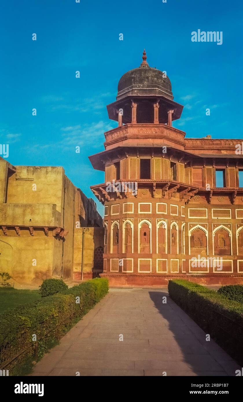 Jahangir Mahal, Agra, India, January 1998 - Left tower and dome of the famous Jahangir mahal located inside Agra fort Stock Photo