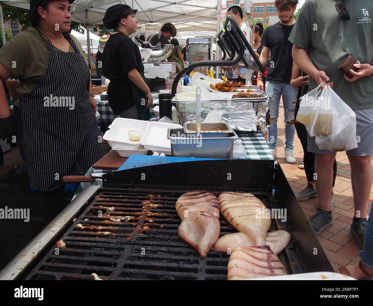 Vendor grills fresh seafood hi-res stock photography and images - Alamy