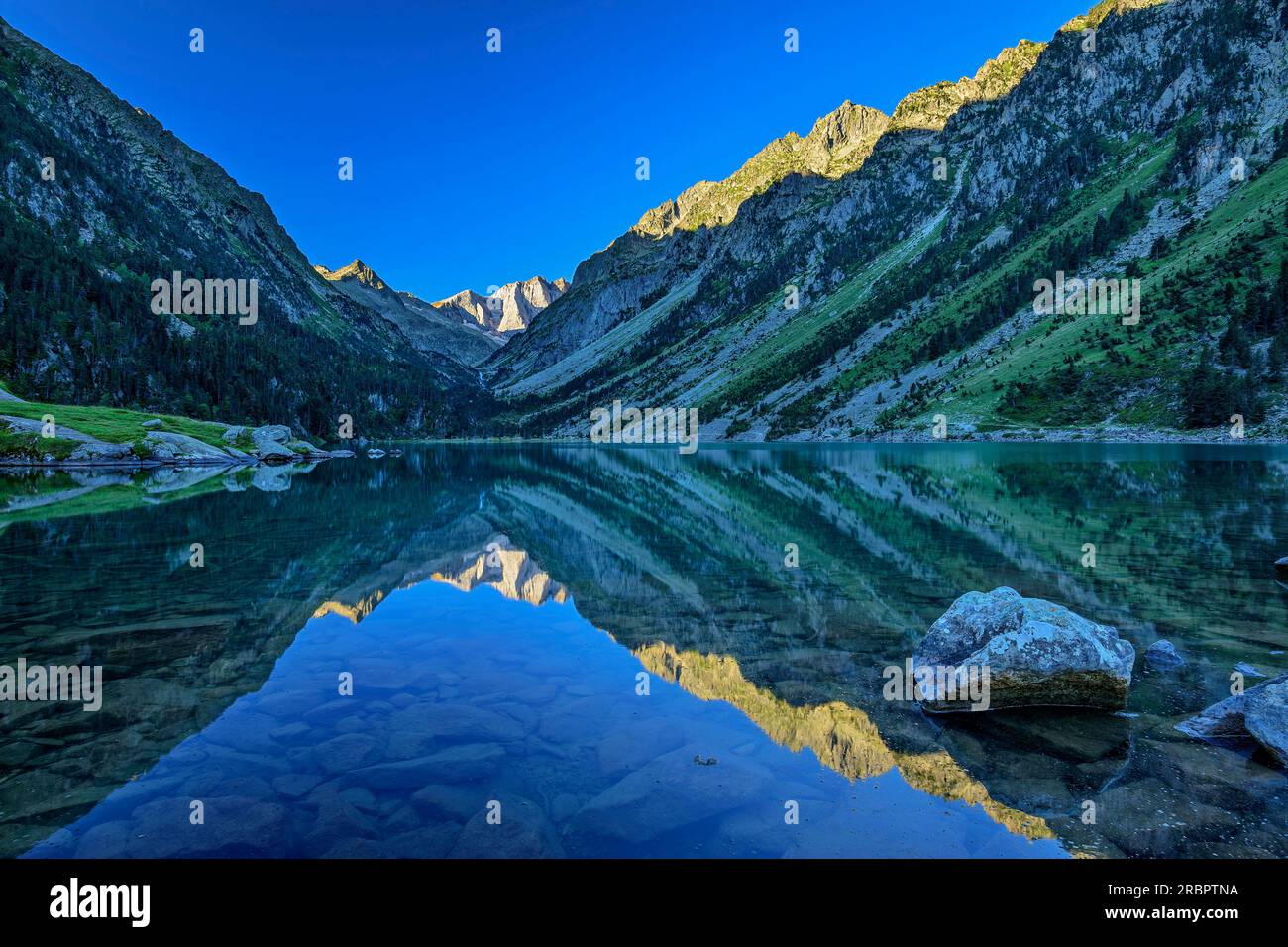 Mountains reflected in Lake Lac de Gaube, Lac de Gaube, Vallee de Gaube, Gavarnie, Pyrenees National Park, Pyrenees, France Stock Photo